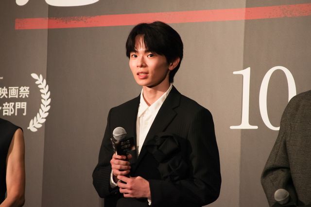 北村匠海、小学生の頃から共演の綾野剛らと登壇！『愚か者の身分』完成披露試写会舞台挨拶（4枚目）