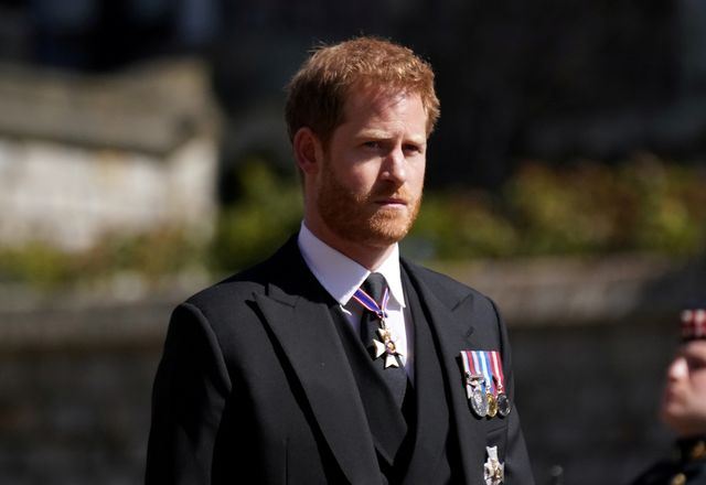 英ヘンリー王子は、1997年に母ダイアナ妃を亡くした悲しみをまぎらわせるためにアルコールを乱用していたと告白した。また、英王室が自分と、自殺を考えていた妻のメーガン妃を無視したとして批判した。写真は4月、フィリップ殿下の葬儀に参列するヘンリー王子。代表撮影