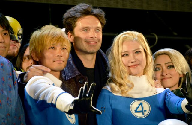 マーベルのコスプレイヤーと写真撮影するセバスチャン・スタン