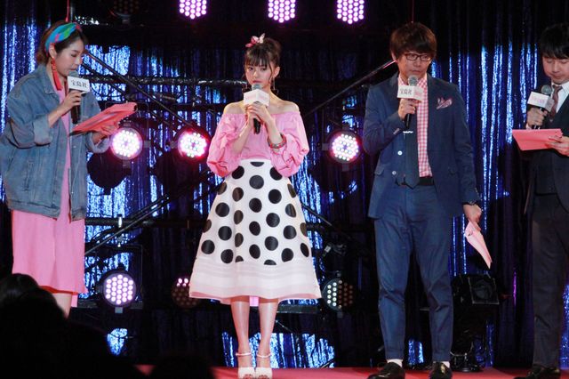 乃木坂46・齋藤飛鳥、ポップな衣装で魅了！：フォトギャラリー