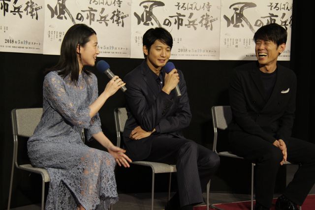 向井理に原田泰造が爆笑！NHK土曜時代ドラマ「そろばん侍 風の市兵衛」の試写会（4枚目）