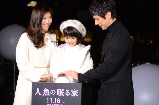 いい笑顔!篠原涼子&西島秀俊を魅了したイルミネーション