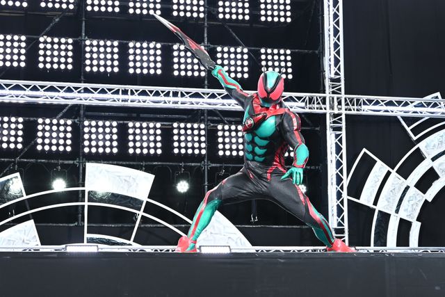 制作発表会見に登場した仮面ライダーゼッツ