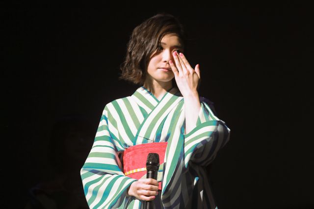 松岡茉優、”芸能界のお父さん”山寺宏一からの手紙に涙 画像ギャラリー:フォトギャラリー