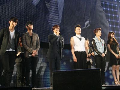 左からオク・テギョン、キム・スヒョン、ペ・ヨンジュン、J.Y.Park（ジェイワイパーク）、チャン・ウヨン、ペ・スジ