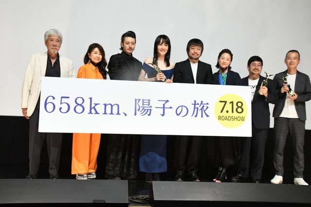 菊地凛子は肩出しドレス、オダギリジョーは黒スーツ！『658km、陽子の旅』完成披露舞台挨拶の様子：フォトギャラリー