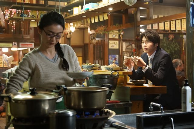 第4話より、小雪（大島優子）は既婚者の丸井（田中圭）と温泉旅行の約束をするが……