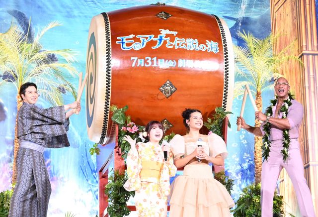 和太鼓の一本締めを披露した尾上松也とドウェイン・ジョンソン
