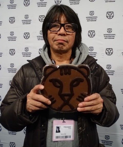 森監督、ロッテルダム映画祭のロゴ型チョコレートを手に！