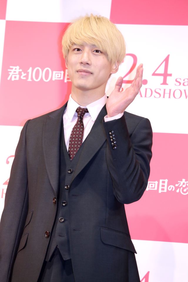 坂口健太郎が金髪姿で登場!!映画『君と100回目の恋』完成披露舞台あいさつフォトギャラリー（2枚目）