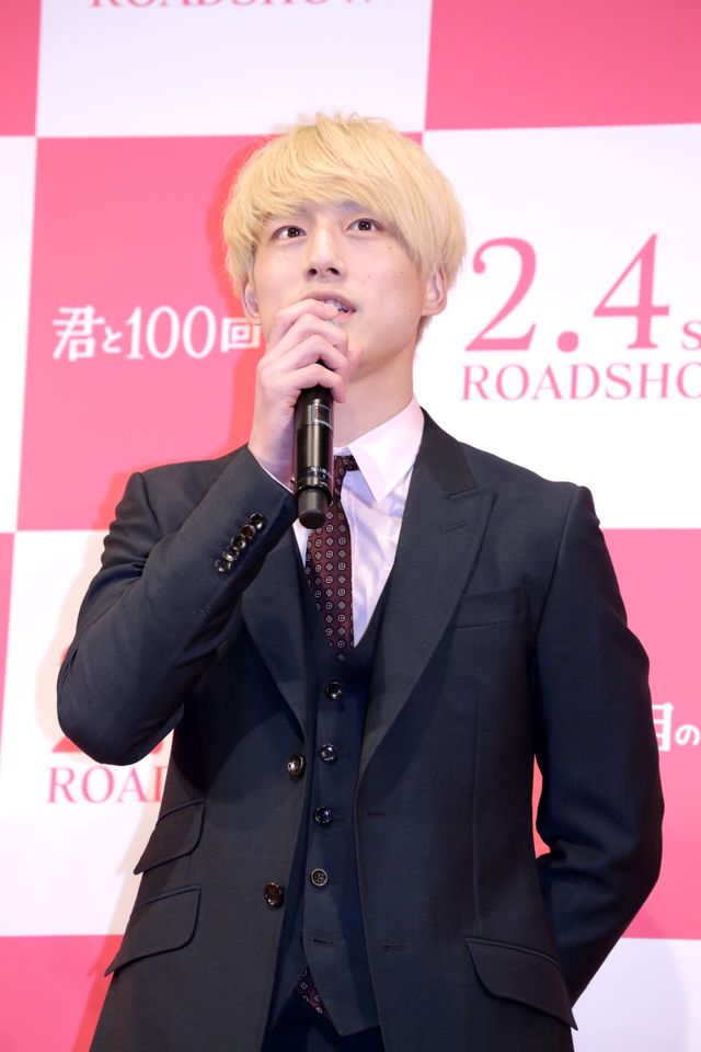 坂口健太郎が金髪姿で登場!!映画『君と100回目の恋』完成披露舞台あいさつフォトギャラリー（7枚目）