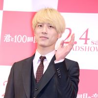 坂口健太郎が金髪姿で登場 映画 君と100回目の恋 完成披露舞台あいさつフォトギャラリー シネマトゥデイ