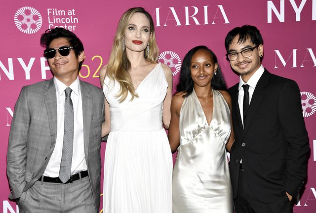 左からパックス、アンジェリーナ・ジョリー、ザハラ、マドックス