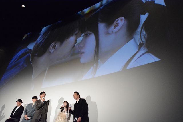 橋本環奈、キラキラ輝く衣装と存在感！『午前0時、キスしに来てよ』先行上映舞台あいさつ（7枚目）