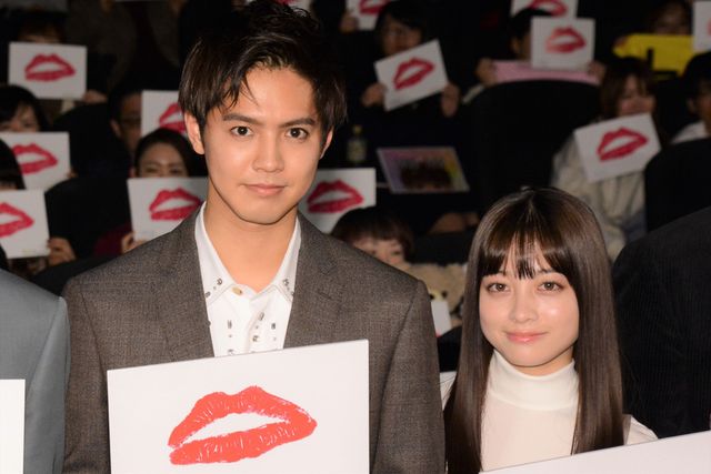 橋本環奈、キラキラ輝く衣装と存在感！『午前0時、キスしに来てよ』先行上映舞台あいさつ（12枚目）