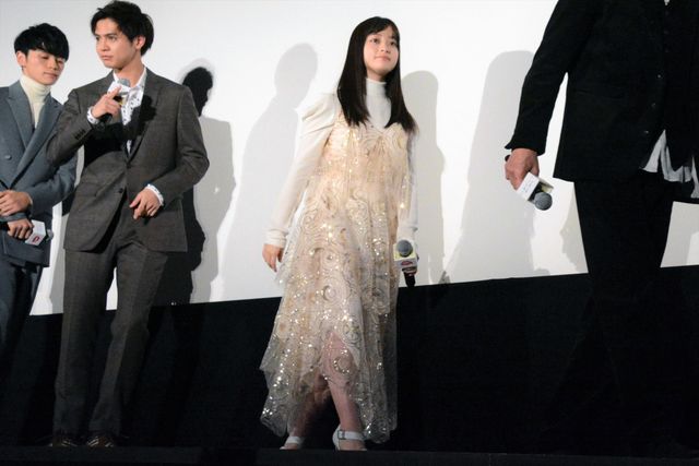橋本環奈、キラキラ輝く衣装と存在感！『午前0時、キスしに来てよ』先行上映舞台あいさつ（17枚目）