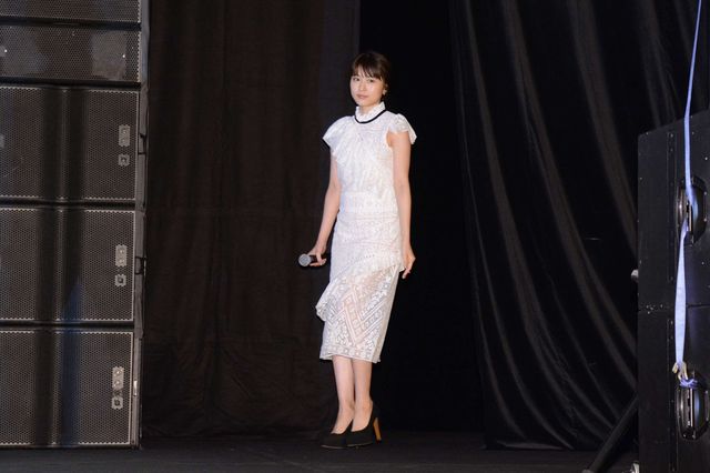 有村架純、清楚な白レースのワンピースで登場！（2枚目）