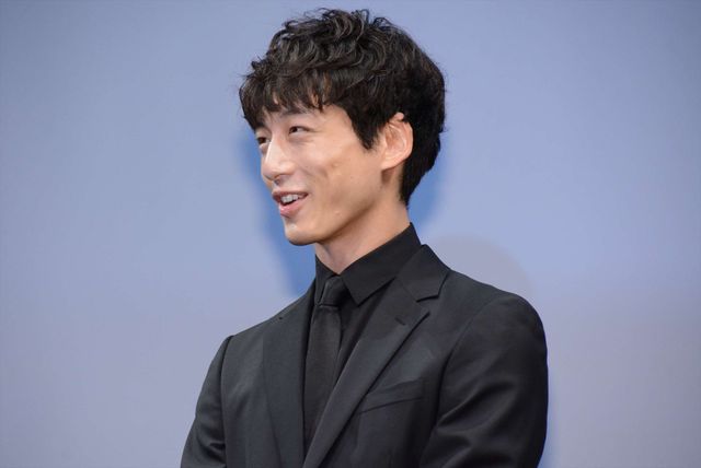 有村架純、清楚な白レースのワンピースで登場！（6枚目）