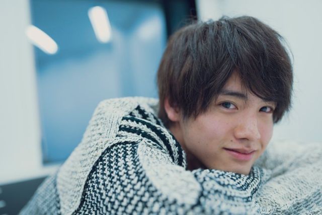 赤楚衛二、萌え袖がカワイイ！　映画『映像研には手を出すな！』インタビューカット（2枚目）