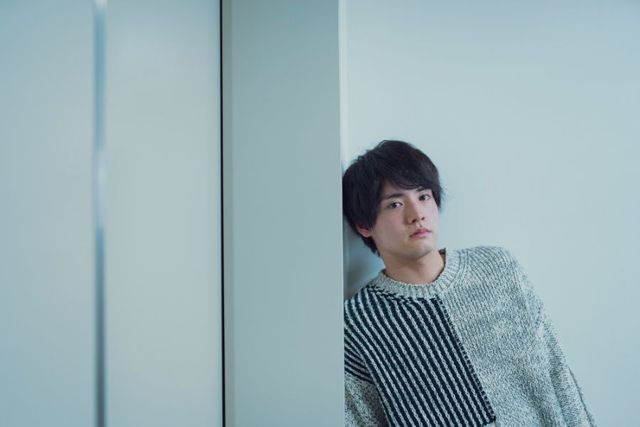 赤楚衛二、萌え袖がカワイイ！　映画『映像研には手を出すな！』インタビューカット（4枚目）