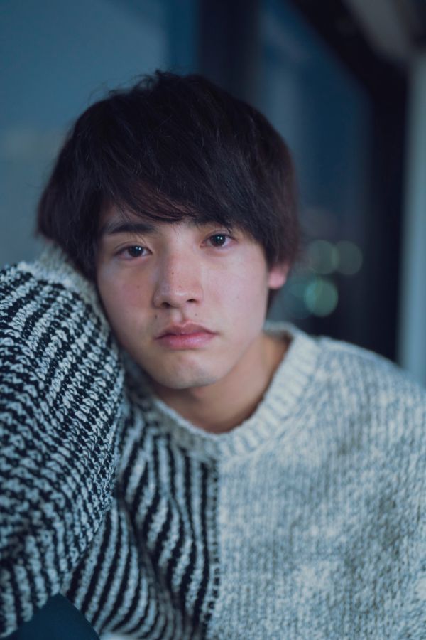 赤楚衛二、萌え袖がカワイイ！　映画『映像研には手を出すな！』インタビューカット（6枚目）