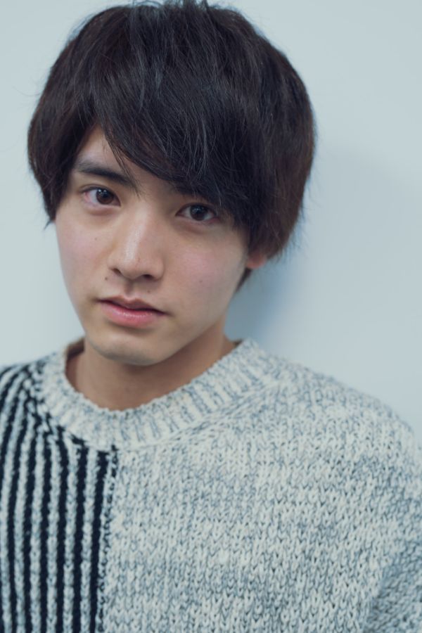 赤楚衛二、萌え袖がカワイイ！　映画『映像研には手を出すな！』インタビューカット（8枚目）