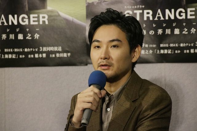 松田龍平、芥川風ポーズで笑顔！スペシャルドラマ「ストレンジャー～上海の芥川龍之介～」試写会（2枚目）