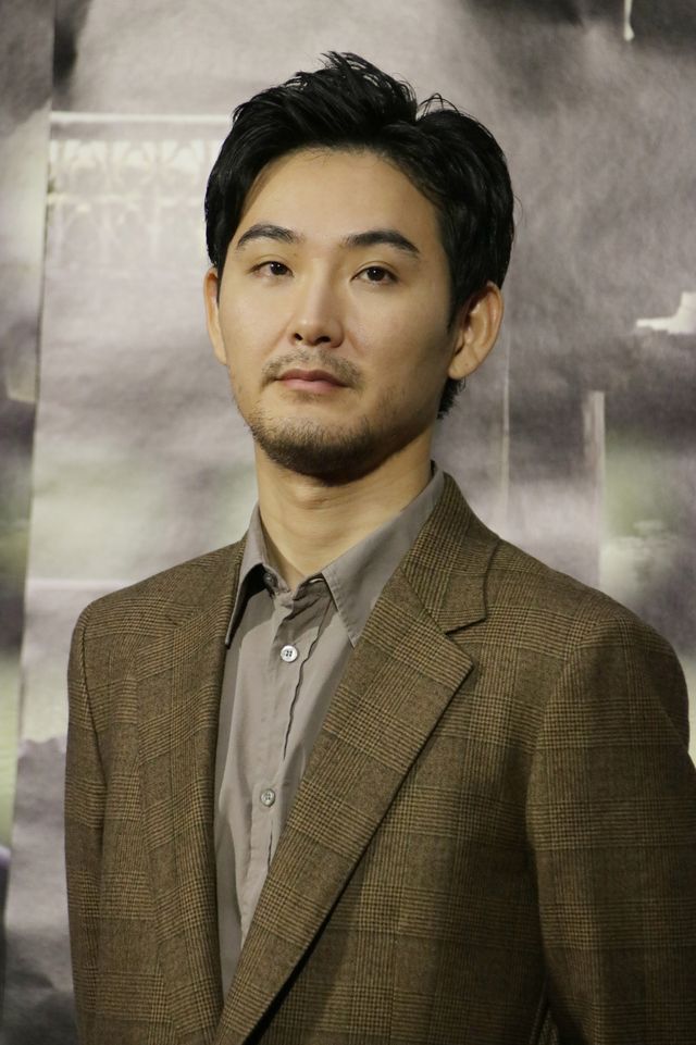 松田龍平、芥川風ポーズで笑顔！スペシャルドラマ「ストレンジャー～上海の芥川龍之介～」試写会（3枚目）