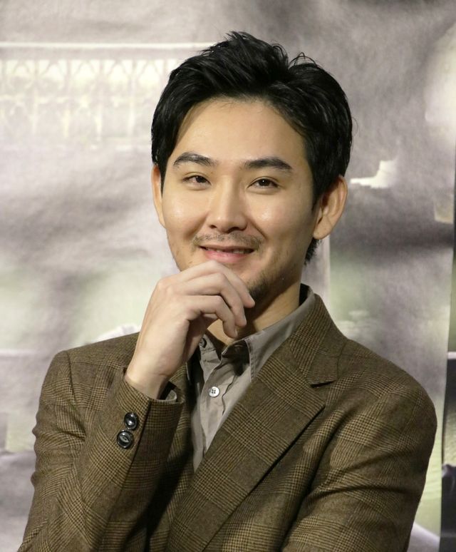 松田龍平、芥川風ポーズで笑顔！スペシャルドラマ「ストレンジャー～上海の芥川龍之介～」試写会（4枚目）