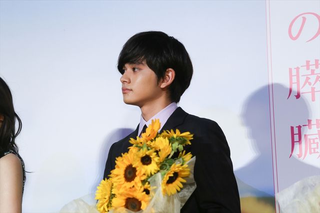 小栗旬「まーきのっ」ポーズで場をなごませる!映画『君の膵臓をたべたい』初日舞台あいさつ:フォトギャラリー