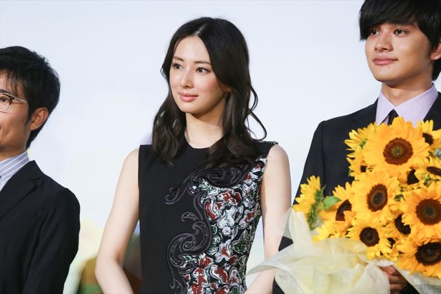 小栗旬「まーきのっ」ポーズで場をなごませる！映画『君の膵臓をたべたい』初日舞台あいさつ（2枚目）