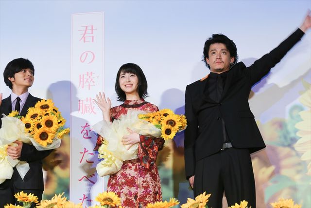 小栗旬「まーきのっ」ポーズで場をなごませる！映画『君の膵臓をたべたい』初日舞台あいさつ（4枚目）