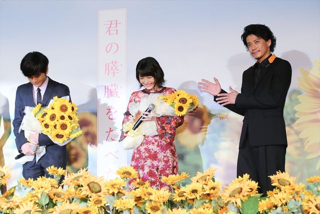 小栗旬「まーきのっ」ポーズで場をなごませる！映画『君の膵臓をたべたい』初日舞台あいさつ（5枚目）