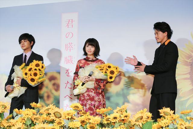 小栗旬「まーきのっ」ポーズで場をなごませる！映画『君の膵臓をたべたい』初日舞台あいさつ（6枚目）