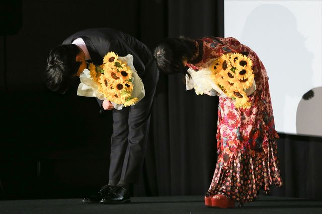 小栗旬「まーきのっ」ポーズで場をなごませる！映画『君の膵臓をたべたい』初日舞台あいさつ（7枚目）