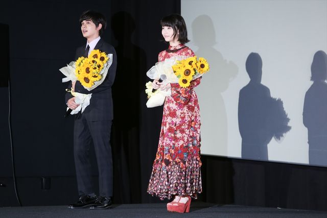 小栗旬「まーきのっ」ポーズで場をなごませる！映画『君の膵臓をたべたい』初日舞台あいさつ（8枚目）