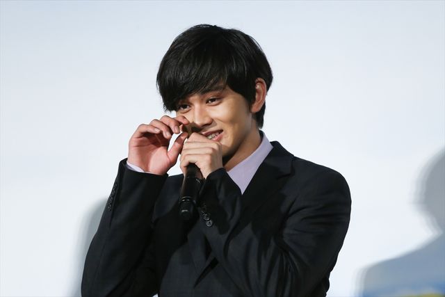 小栗旬「まーきのっ」ポーズで場をなごませる！映画『君の膵臓をたべたい』初日舞台あいさつ（10枚目）