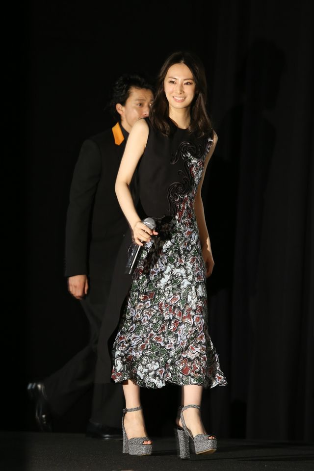 小栗旬「まーきのっ」ポーズで場をなごませる！映画『君の膵臓をたべたい』初日舞台あいさつ（13枚目）