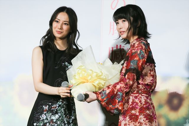 小栗旬「まーきのっ」ポーズで場をなごませる！映画『君の膵臓をたべたい』初日舞台あいさつ（31枚目）