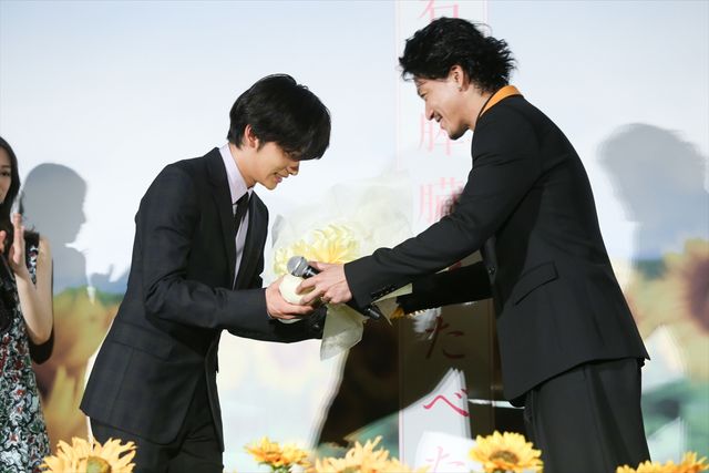 小栗旬「まーきのっ」ポーズで場をなごませる！映画『君の膵臓をたべたい』初日舞台あいさつ（32枚目）