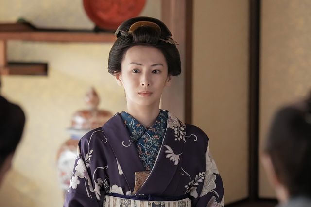 クールな表情のタエ（北川景子）…「ばけばけ」第2週「ムコ、モラウ、ムズカシ。」第8回：フォトギャラリー