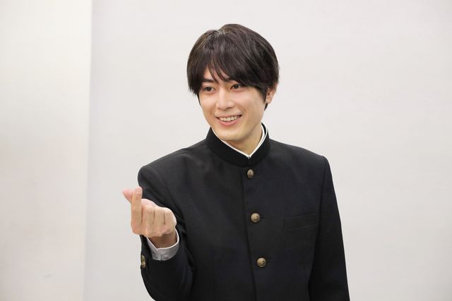 間宮祥太朗の指ハート！ドラマ「ナンバMG5」より：フォト