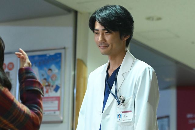 来生先生の優しい笑顔！「恋はつづくよどこまでも」場面カット：フォトギャラリー