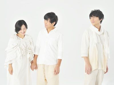 夫婦役を演じる西田尚美と劇団ひとり、二人を見守る役の施鐘泰（左から）