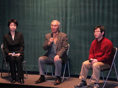 トークショーを行った（左から）稲塚由美子氏、菅原哲男氏、刀川和也監督