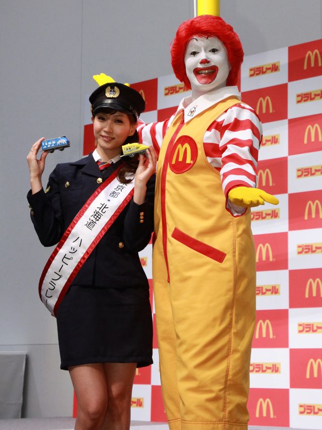 ミキティの車掌姿全身ショット＆各地の美人大使フォトギャラリー：フォトギャラリー