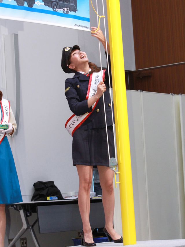 ミキティの車掌姿全身ショット＆各地の美人大使フォトギャラリー（2枚目）