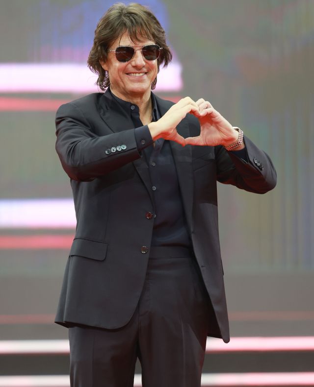 宣伝のために映画館の屋上にも登ってしまうトム・クルーズ（5月8日の韓国プレミアで撮影）