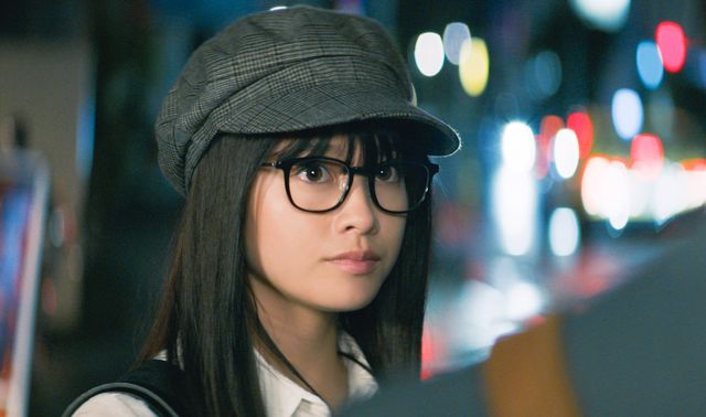 橋本環奈が帽子＆メガネで変装！『小説の神様』可愛すぎる場面カット：フォトギャラリー