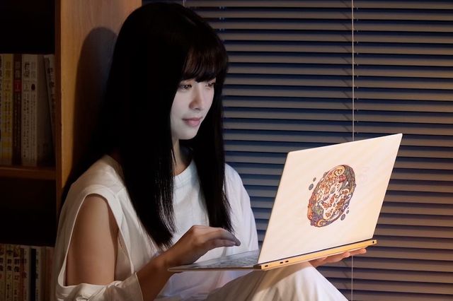 橋本環奈が帽子＆メガネで変装！『小説の神様』可愛すぎる場面カット（2枚目）